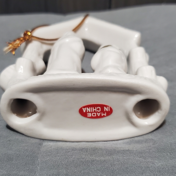 PORCELAIN NATIVITY CHRISTMAS ORNAMENT IN WHITE AND GOLD COLORS - 2003 - Picture 3 of 5